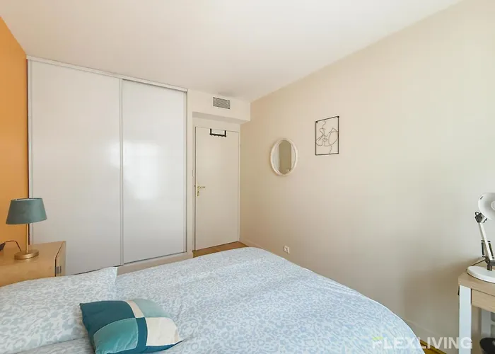 Charming 45m Two-bedroom In 15 아파트