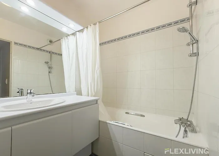 Charming 45m Two-bedroom In 15 *